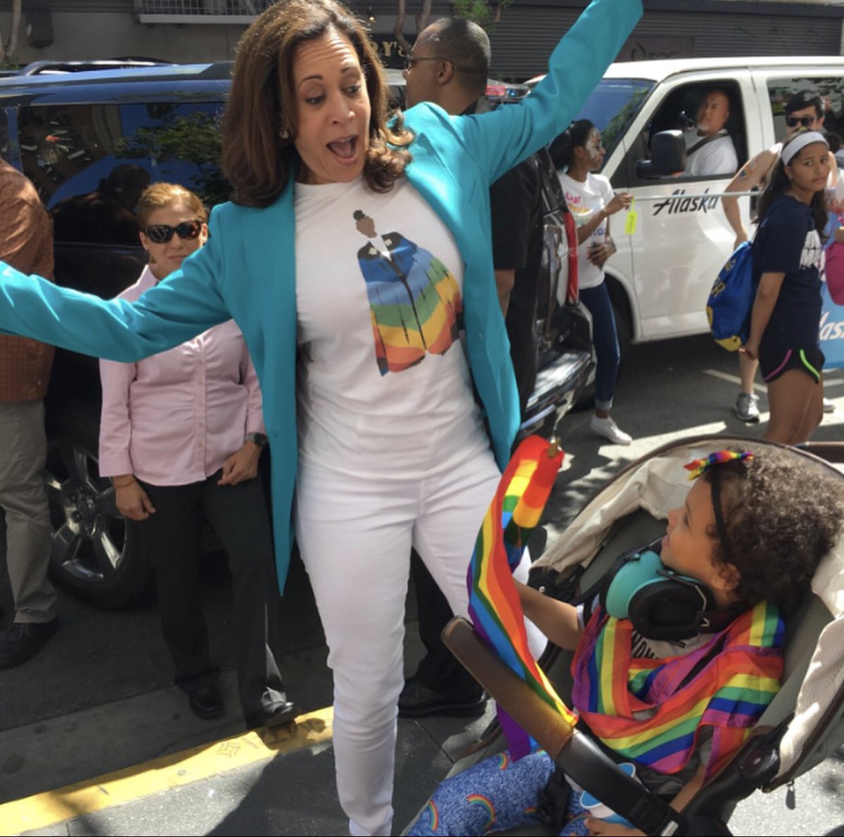kamalasupdates's tweet photo. The way we got to celebrate this woman for #BlackHistoryMonth yesterday and for #WomansHistoryMonth today is fulling my whole body with seratonin. Its a good day people!! #kamalaharris @vp https://t.co/lrNPZC5Vii