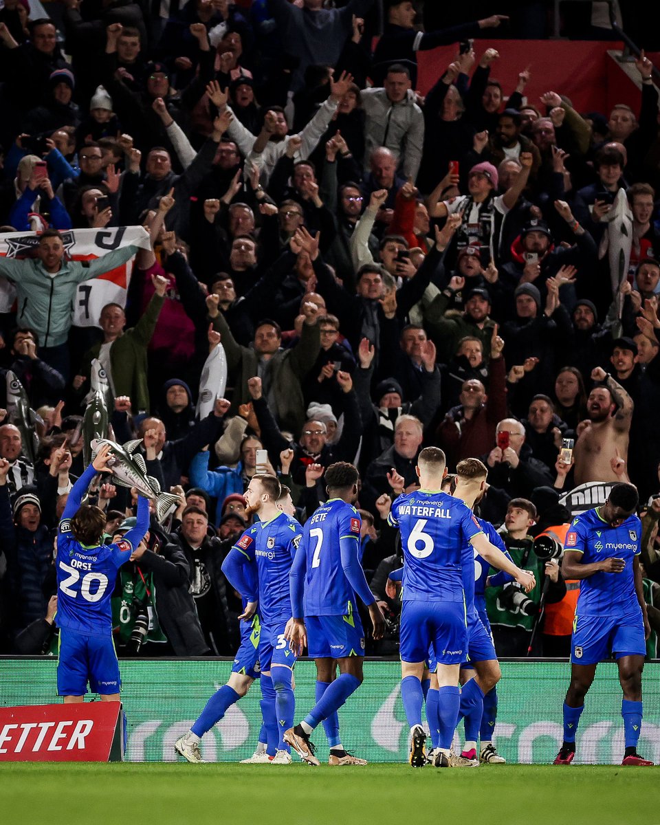 GRIMSBY TOWN. WHAT A CLUB! 🖤🤍