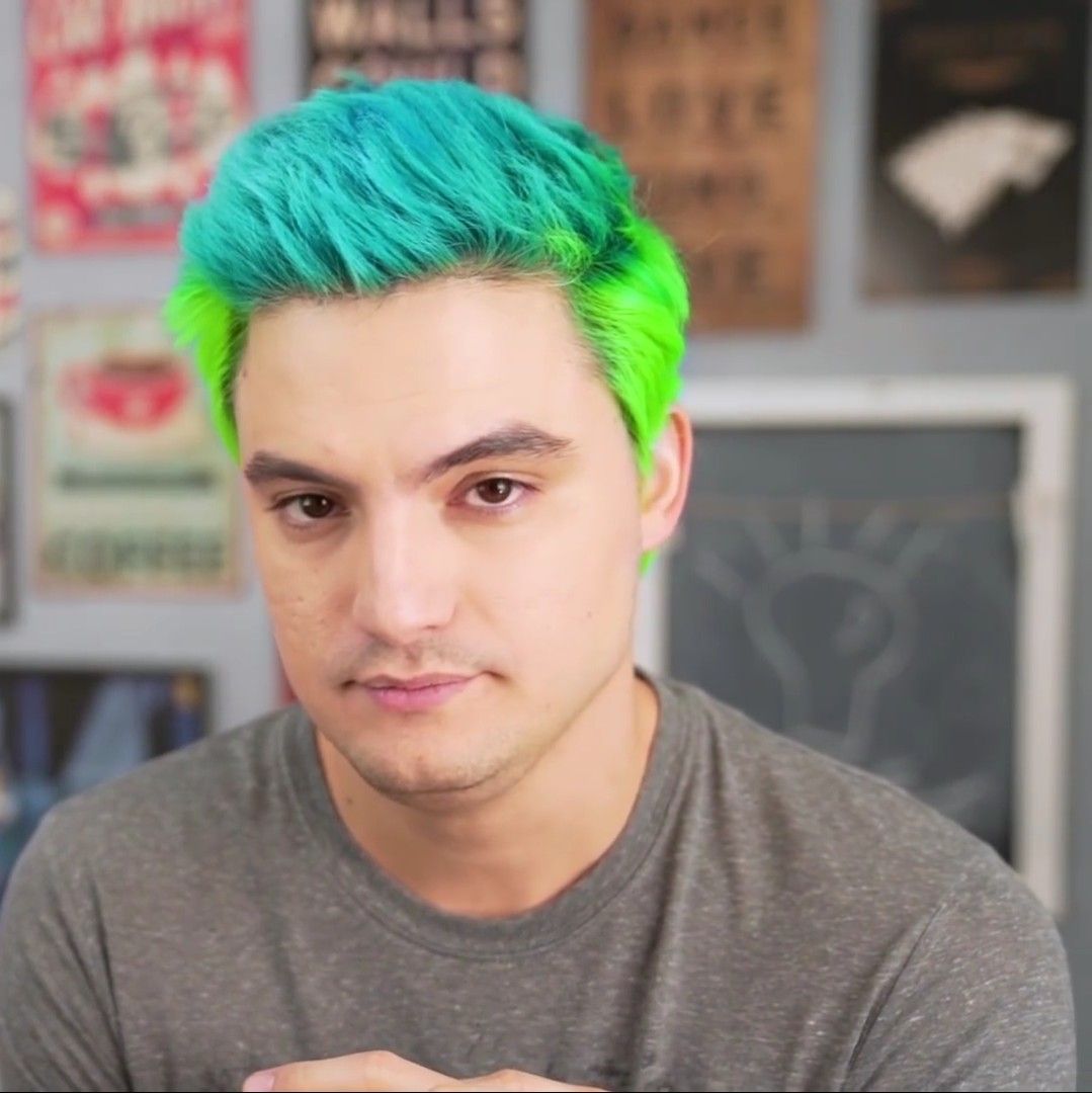 _gozei__'s tweet photo. 🚨ALERTA: Felipe Neto processa bolsonaro após ele dizer que o youtuber ja foi de direita quando pintou seu cabelo. https://t.co/ih0NYWj5lo