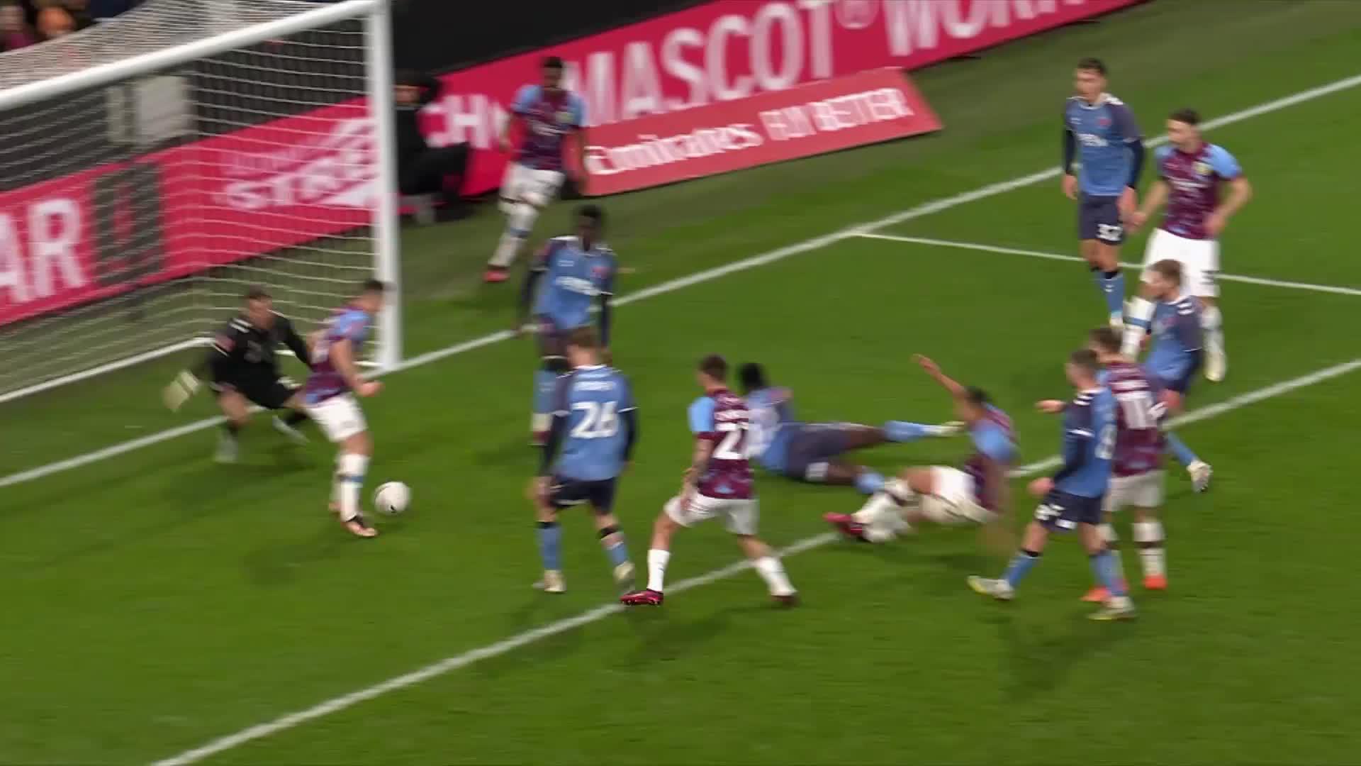 The cheekiest finish 😬
The most dramatic of circumstances 🤯

Connor Roberts with a backheel finish to win it late for @BurnleyOfficial!

#EmiratesFACup”