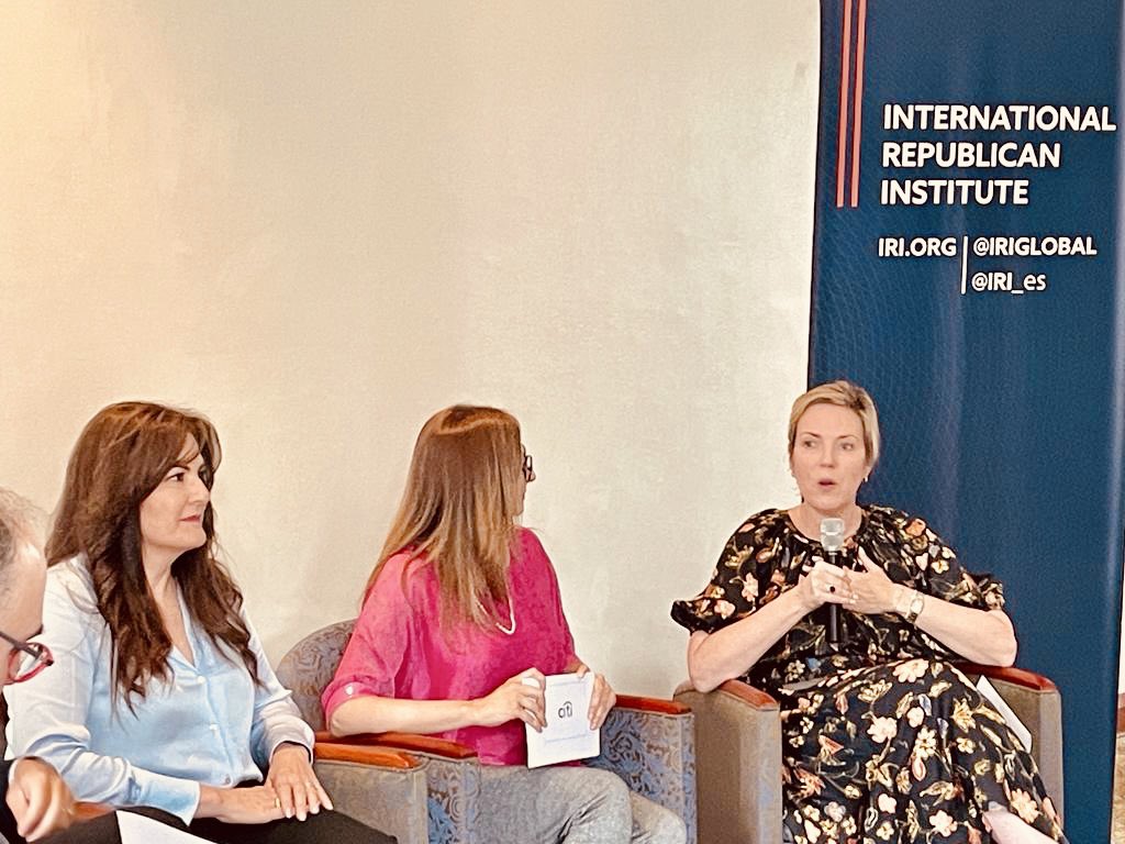 IRI_es's tweet photo. Promoviendo las iniciativas de @wdn en #Ecuador 🇪🇨 nuestra vicepresidenta @ahrferrier participa con @Citibank, @escuelagob_UHE @uhemisferios y @lacamaradequito en Panel “#EquidadDeGénero: Cuando las sociedades alcanzan todo su potencial” #Mujeres, moderado por @GarrastazuTony. https://t.co/8Xkf4lq9TJ