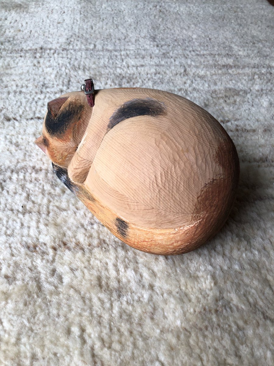 hiroedomoto's tweet photo. 『虹の橋で逢える』
〜思い出箱　ロイロさん〜

ヒノキで彫りました。中に思い出入ります。私が虹の橋にたどり着くまでニャンモナイトしてて♡

#ニャンモナイト #虹の橋 #内ぐり #思い出箱 #woodcarving #woodworking https://t.co/O5rsy7XZLE
