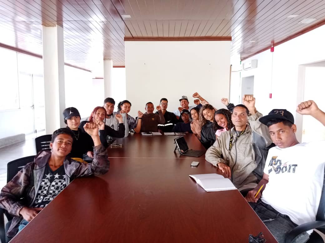 tropa_uneti17's tweet photo. Nuestro Movimiento Estudiantil Universitario Centinelas de la Patria en planificación y en maximo apoyo a la Revolucion Bolivariana en #UniónFuerzaYCooperación a @NicolasMaduro gracias por tanto @HectoRodriguez por tu entrega a nuestra casa de estudio @MirandaGob @Gabrielasjr https://t.co/kQr09NMQWP