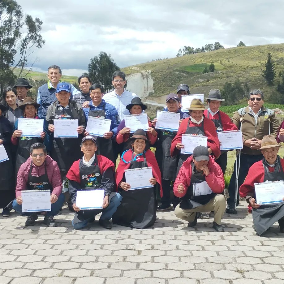 GrupoSocialFEPP's tweet photo. 𝗚𝗔𝗦𝗧𝗥𝗢𝗡𝗢𝗠𝗜́𝗔 𝗖𝗢𝗡 𝗤𝗨𝗜𝗡𝗨𝗔 𝗣𝗔𝗥𝗔 𝗖𝗢𝗟𝗧𝗔
40 agricultores de #Colta #Chimborazo recibieron su certificado de capacitación en nutrición y gastronomía con quinua gracias al programa de Alianzas para la colaboración y transformación social #Spacct https://t.co/1aWKYZ6si0