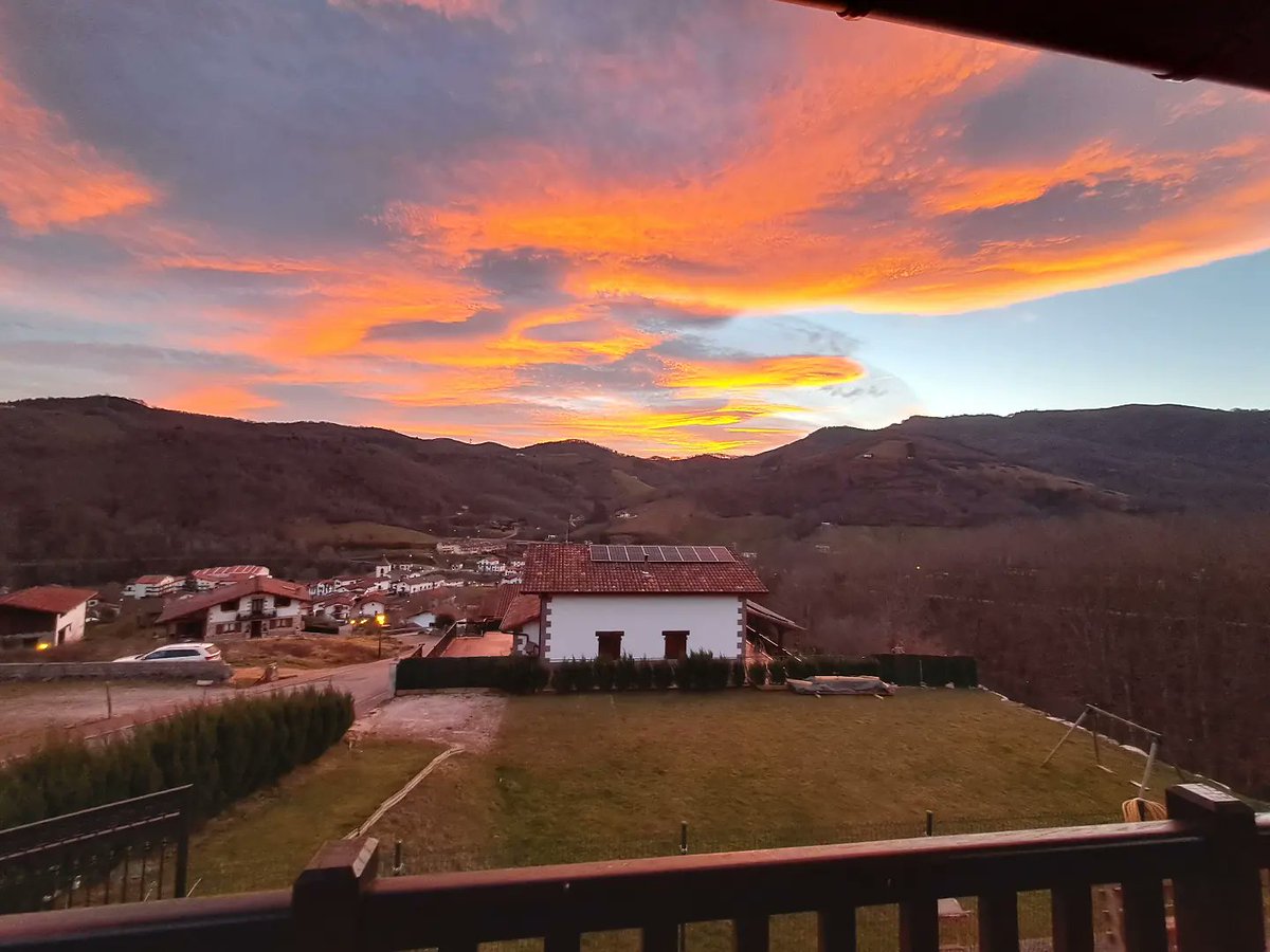 AngizEtxea's tweet photo. Egunsenti liluragarria
Precioso amanecer
Magnifique lever du soleil
https://t.co/u35BdTyXsB
#turismoruralespaña
#visitnavarra #turismoruralenfamilia #vacacionesconmascotas #TurismoRuralNavarra #alojamientobaztan
@guidepaysbasque https://t.co/LT6HQGZK1S