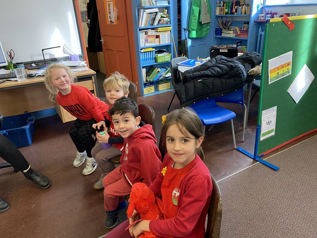 Y_Garreg's tweet photo. Dathlu yn yr ysgol, a chanu i gynulleidfa yn Eglwys Penrhyndeudraeth. Falch o fod yn gallu ‘gwneud y pethau bychain’ yn ein cymuned 🥰🏴󠁧󠁢󠁷󠁬󠁳󠁿❤️ https://t.co/1F6JjJ0tuZ