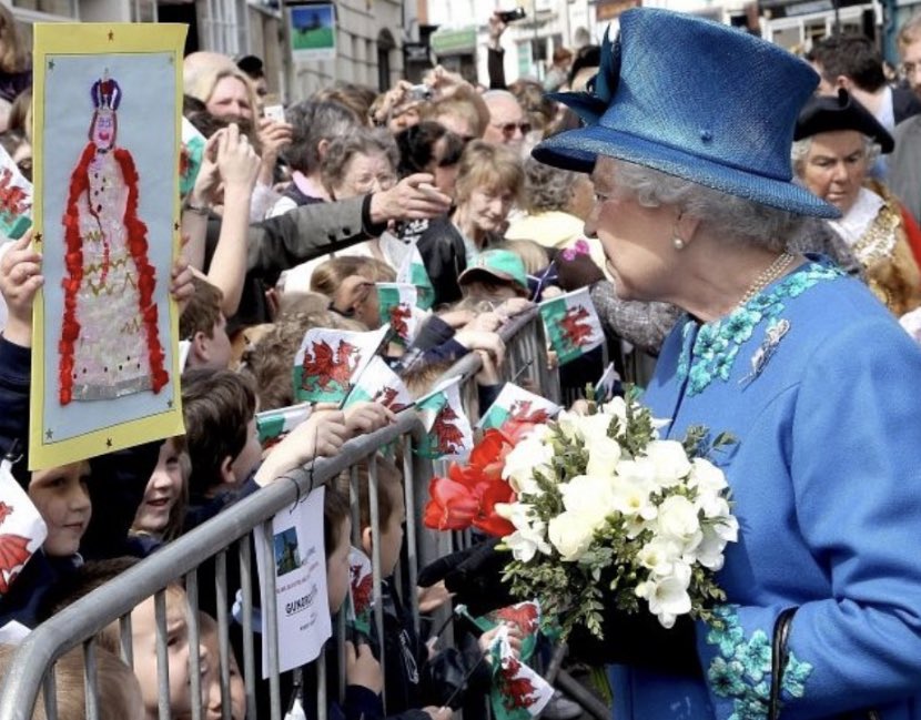 Happy St. David's Day! 🏴󠁧󠁢󠁷󠁬󠁳󠁿 

📸 The Queen in Welshpool, Wales in 2010. 

#QueenElizabeth #HappyStDavidsDay