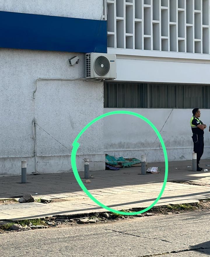 JoseInesta's tweet photo. Ojalá alguien tenga una explicación para esto, no creo: en Italia 1372, hay una PERSONA sin vida, si así con mayúsculas, a ver si entre la cría 5⁰ y la Fiscalía reaccionan q está desde las 10 am al sol sin q nadie la mueva de ahi. Será porq es alguien con problemas d adicción? https://t.co/PQQseUwNgt