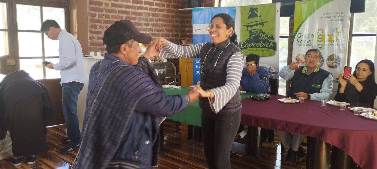 GrupoSocialFEPP's tweet photo. @FARO_org #Cusi @USAID #Fepp @Coprobich y @FunderGsfepp Esta actividad es parte del proyecto #spacct. Galletas, hamburguesas, ensaladas, pan y lasaña con quinua fueron algunos de los productos que los participantes del curso aprendieron a procesar. ¡Felicitaciones! https://t.co/S9QwBdySej