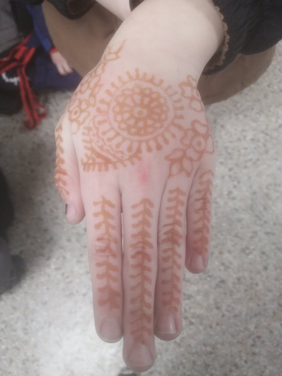 MsDoyle2's tweet photo. When you're learning about BHM, patterning, cultures, blessings, and almsgiving you get the best of the best with Ms. I. Thank you for sharing your gift. We are in awe of your talent. #henna #msIisthebest @stannestars https://t.co/pLaNs2FLe3