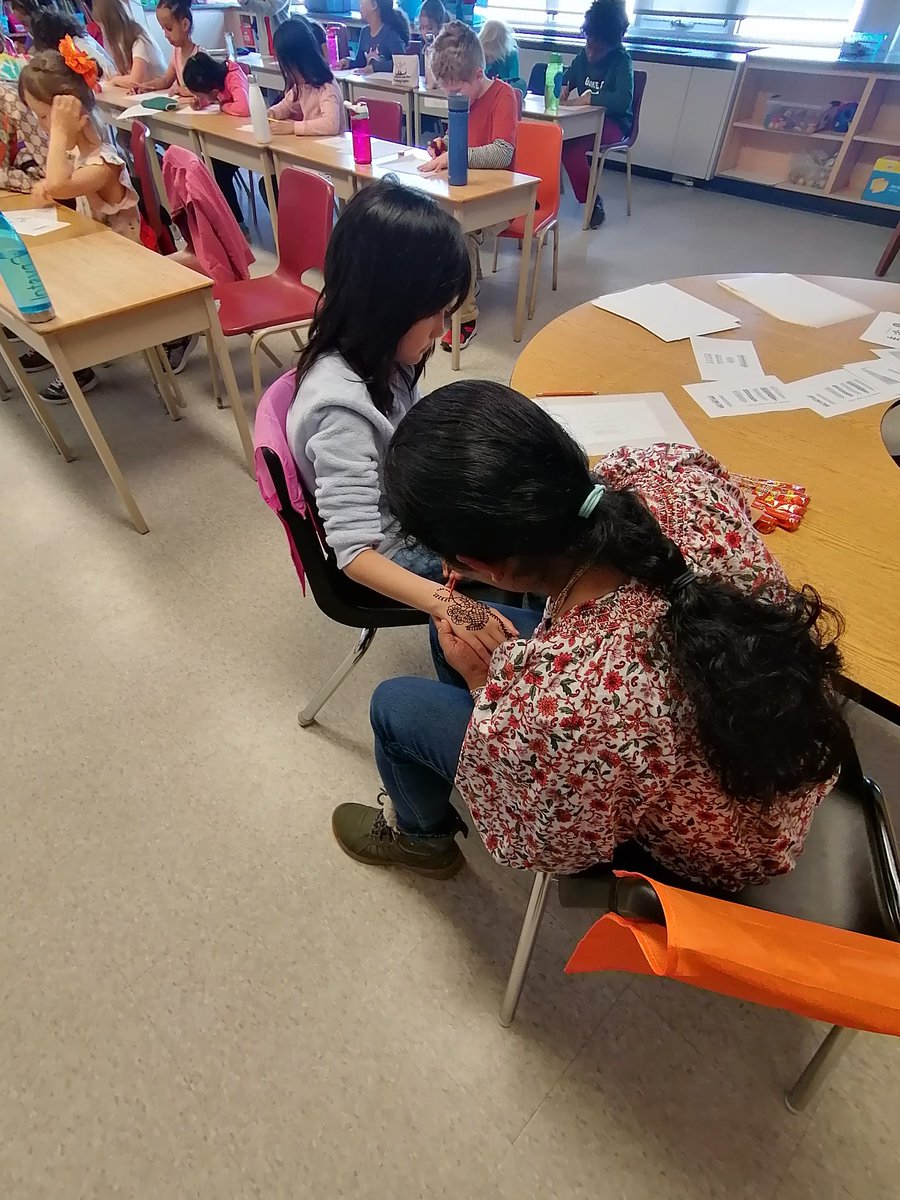 MsDoyle2's tweet photo. When you're learning about BHM, patterning, cultures, blessings, and almsgiving you get the best of the best with Ms. I. Thank you for sharing your gift. We are in awe of your talent. #henna #msIisthebest @stannestars https://t.co/pLaNs2FLe3