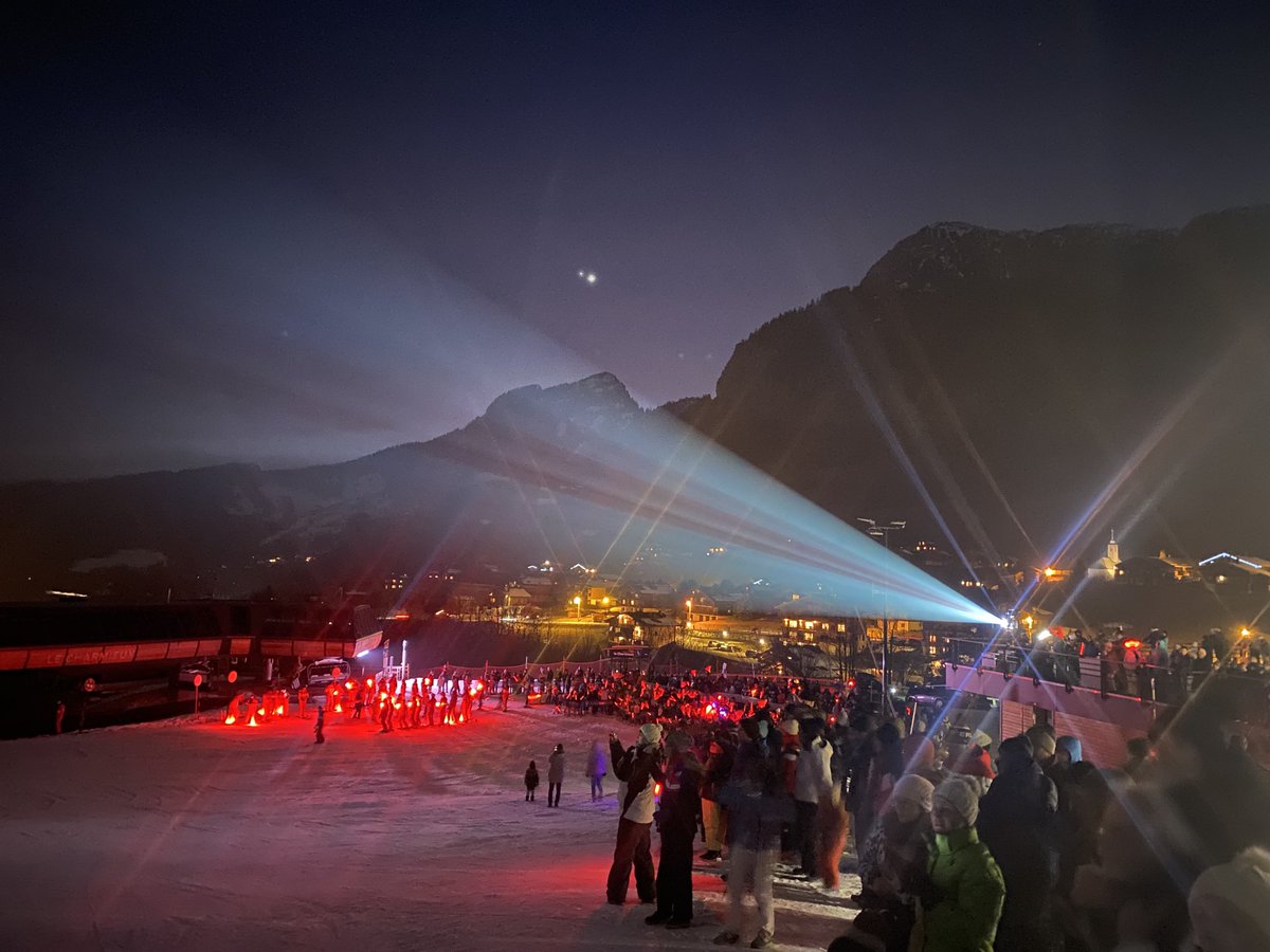 JuL_PERS's tweet photo. Merci ⁦@mongrandbo⁩ &amp; ⁦@esf_officiel⁩ pour la descente aux flambeaux 🔥 et le ski show ⛷️ 🎿
Décor féerique 🤩 sous un ciel étoilé 💫 
⁦@SavoieMontBlanc⁩ 🏔️ ❄️ 🌜 
#GrandBornand https://t.co/sGWufsyUC2