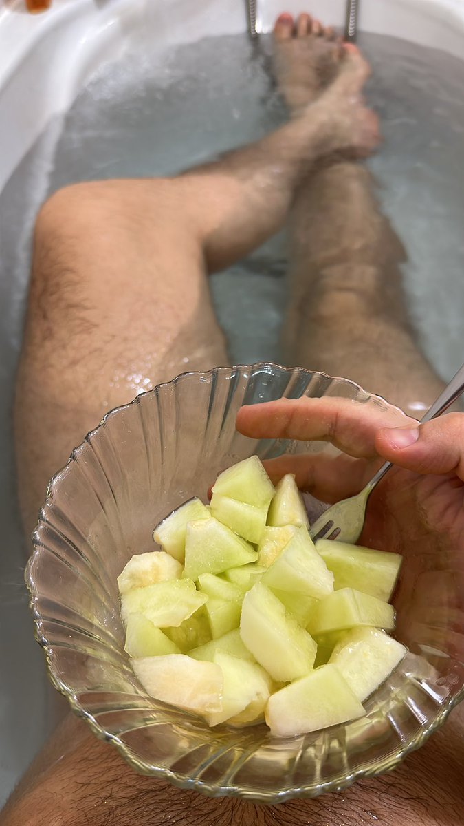 andrei_chupapi's tweet photo. Doar foarte chill #1march #spring #melon #bath #fresh #chill #pamper #yeah https://t.co/Lk6phitD2Z