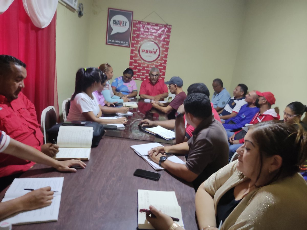 #EnFoto 📸 Reunión Ordinaria del EPM en el Mcpio San Fdo #Apure por instrucciones del Enlace Estadal del <a href="/PartidoPSUV/">PSUV</a> Gdor <a href="/eduardopiate2/">eduardo piñate</a>. Evaluando temas de Organización y Formación y la Movilización para conmemorar los 10 años d la siembra del Cmdte Chávez.
#2023DeVueltaAlCampo