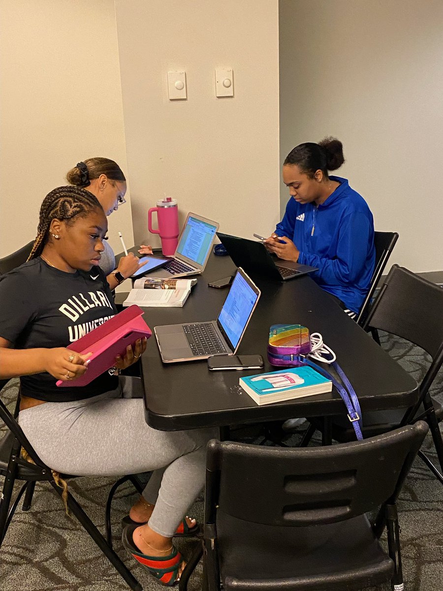 aka1938's tweet photo. Thank you to everyone who came out to AKAdemics for a post-Mardi Gras study session with the pretty girls! 💕💚 Also, special thank you to those who donated to our Black History Month Book Drive! https://t.co/OSN40UgWay