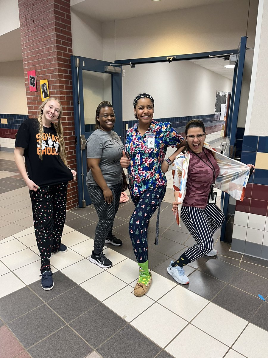 It was Wacky Tacky Wednesday for Dr.  Seuss week <a href="/BonnerTylerISD/">Bonner Elementary</a> How’d we do? 🧢👙🧤👗👘🥼🦺🩳 #ReadAcrossAmericaWeek 📖📚