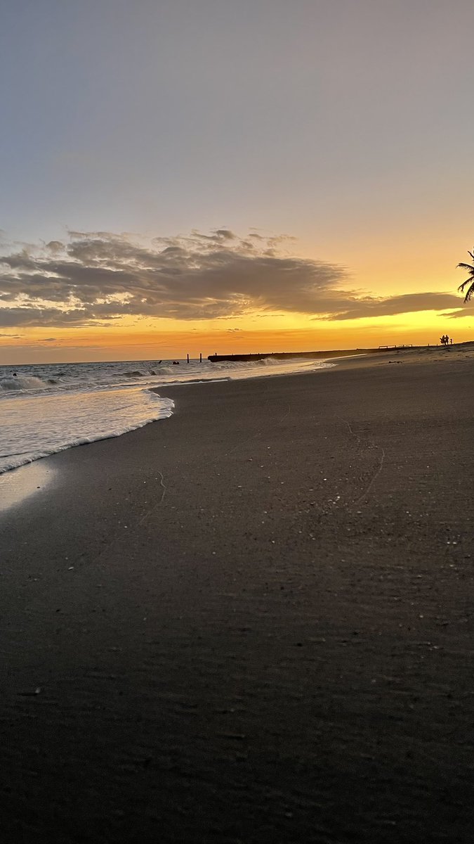 jaime_martinez's tweet photo. Tres postales de la #islademargarita #playaelyaque la Isla se prepara para la Semana Santa. https://t.co/xg5HB5gyxu