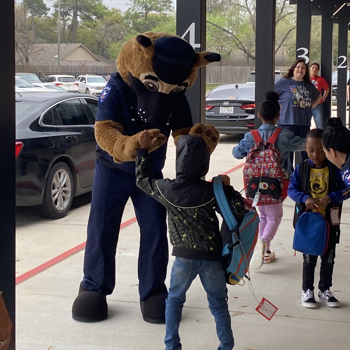 Thank you @Cfisdpdcops’ Officer Fairbanks from the CFISD PD for coming to welcome students to school this morning! 🐝💛🐕👮‍♀️ @CFISDPDChief