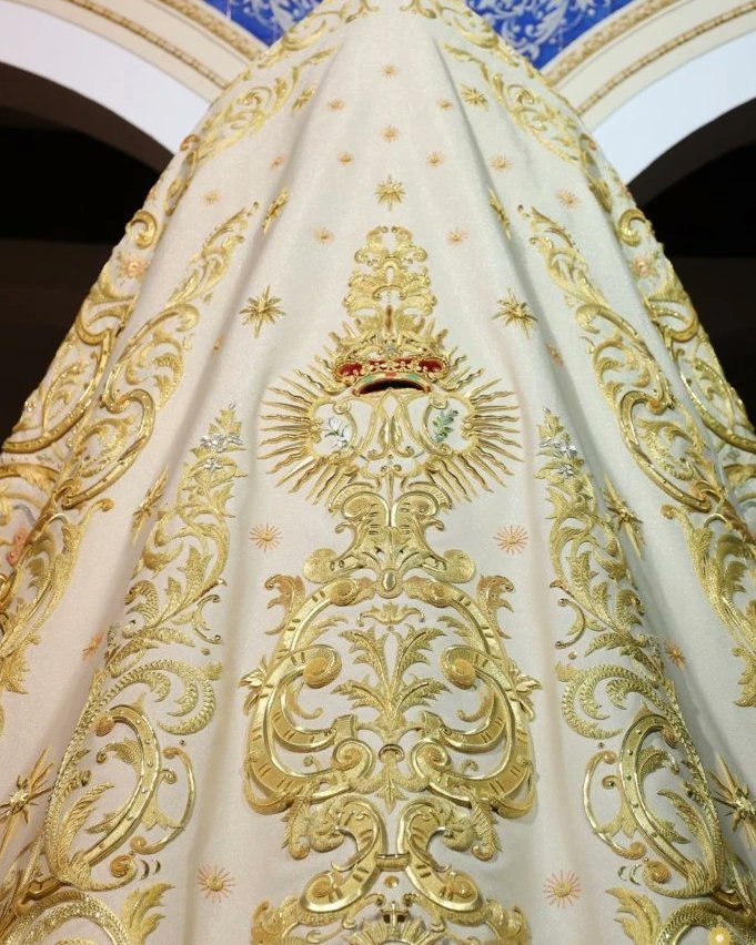 CasaRodriguez13's tweet photo. Enhorabuena a la @HdadSanGonzalo por el nuevo estreno del manto de Ntra. Sra. De la Salud. 
Bordado por Jesús Rosado sobre diseño de Javier Sánchez de los Reyes y como base un espolín de plata entrefina de nuestra casa. 

Más info: https://t.co/1tg2RjuB1M https://t.co/MnaAW4morB