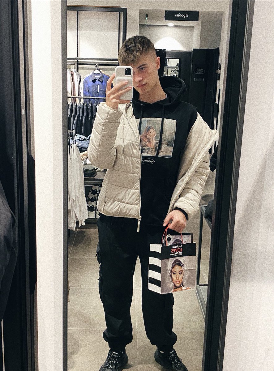aleksbeer's tweet photo. @rembeauty  @TeamAriana  🫶🏻🫧🔭🪐

#REMBEAUTY #REMFLIGHTCREW #ArianaGrande https://t.co/dLL70948Di