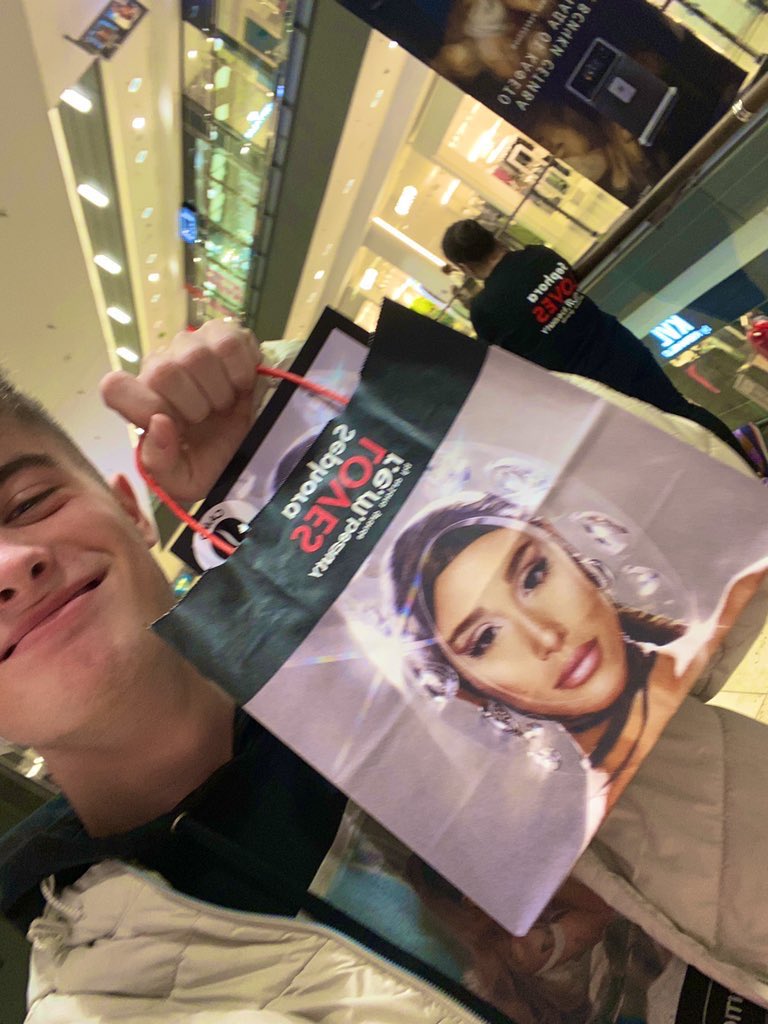 aleksbeer's tweet photo. @rembeauty  @TeamAriana  🫶🏻🫧🔭🪐

#REMBEAUTY #REMFLIGHTCREW #ArianaGrande https://t.co/dLL70948Di