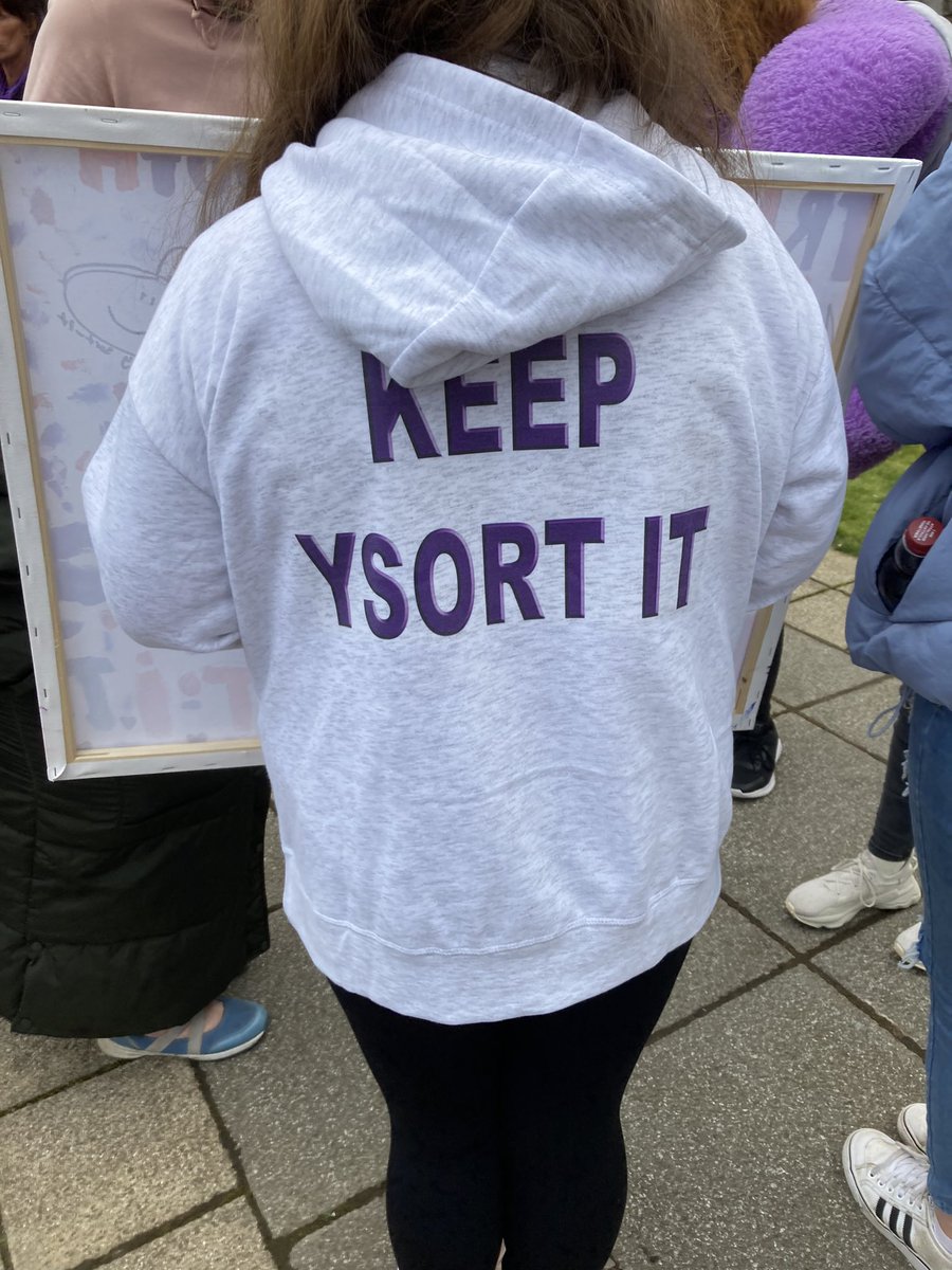 GillianYsortit tweet media