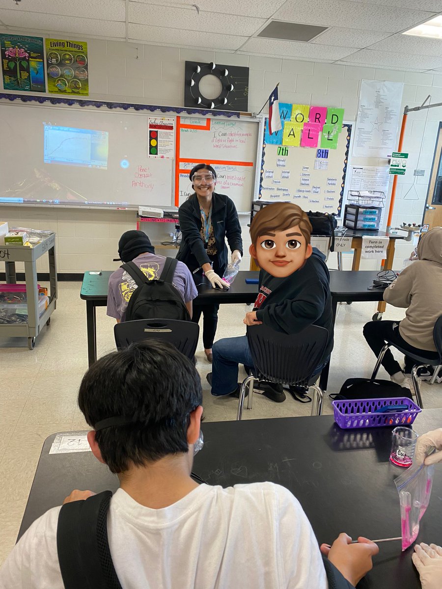rodriguez_sci's tweet photo. 3 things that made me ๐ today: 1. Hearing my students explore and talk about different types of rocks. 2. Hearing an 8th grader say he was a scientist today. 3. Seeing Miss @MSCScienceClas2 help her students in the lab. @NISDZachry @NISDMSScience โฅ๏ธ #nisdmssciencecoach https://t.co/8sGwIblyqP