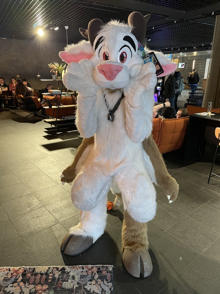 Every con i just have to get a photo of this cute demon mäh <a href="/ZottelGoatdemon/">Zottel @zottelgoatdemon.bsky.social</a>! This time at #NFC2023