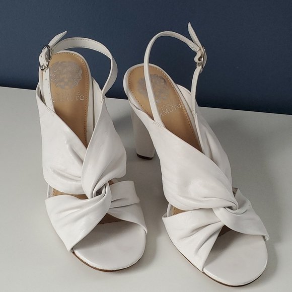 LMorales31's tweet photo. So good I had to share! Check out all the items I'm loving on @Poshmarkapp #poshmark #fashion #style #shopmycloset #handcrafted #marcnewyork #vincecamuto: https://t.co/TKRuunakM5 https://t.co/FK4kynLphY