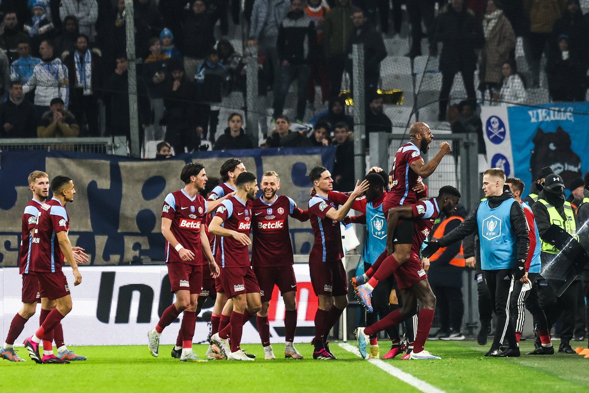 lesBleustweet's tweet photo. الفرق المتأهلة لدور نصف النهائي من كأس فرنسا:
 أنسي ✅ (@Ligue2BKT )
 نانت ✅( حامل اللقب)
 تولوز ✅ 
ليون ✅
#CoupeDeFrance 🇨🇵🏆 https://t.co/dO1MMPYRBS
