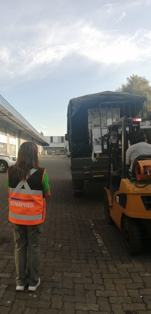 Senapred's tweet image. #SENAPREDBiobio entrega  elementos de emergencia a #EjércitodeChile, en respuesta a los incendios forestales que afectan a la zona, en el contexto de la alerta roja regional.