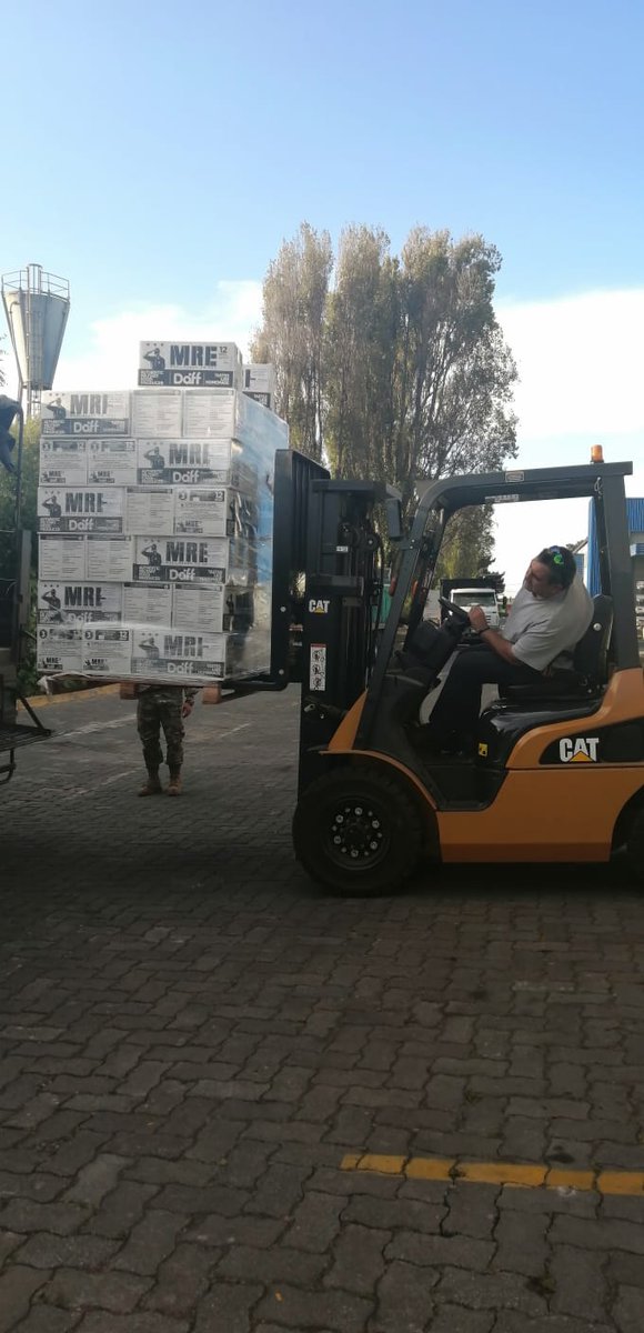 Senapred's tweet image. #SENAPREDBiobio entrega  elementos de emergencia a #EjércitodeChile, en respuesta a los incendios forestales que afectan a la zona, en el contexto de la alerta roja regional.