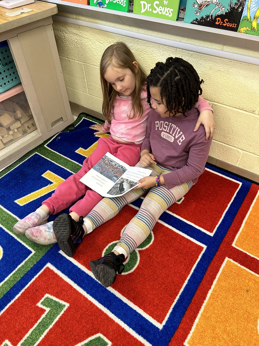 Mrs_Casaletto's tweet photo. Caught this sweet moment today ❤️ @CCSPrincipal #ccspride #laceypop #firstgradeisthebestgrade https://t.co/1WgDKRjQ5I