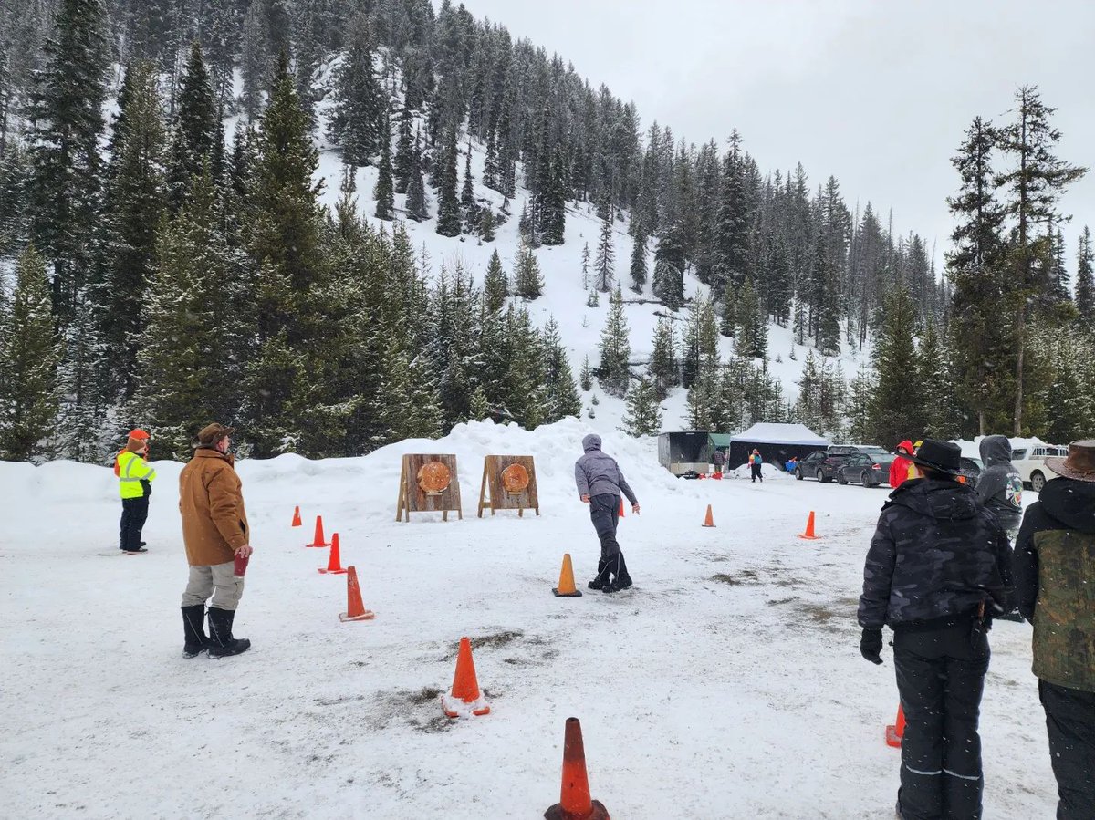 scoutscanada's tweet photo. Another successful #RoVent at #ManningPark in the snow🏔️
3 nights, nearly 400 Rover & Venturer Scouts, jam-packed days of axe throwing, snowshoe hikes, snow bowling, dancing and more!
Shoutout to @1sthaney, 1st Bear & 5th Juan de Fuca for capturing some great moments📷 https://t.co/4b9vkAL8mr