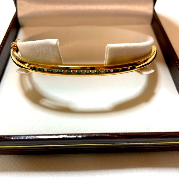 designerdivaC's tweet photo. So good I had to share! Check out all the items I'm loving on @Poshmarkapp from @canadalou #poshmark #fashion #style #shopmycloset #annlouise #gucci #guess: https://t.co/sIbQPEPdGZ https://t.co/8kjaLygdKg