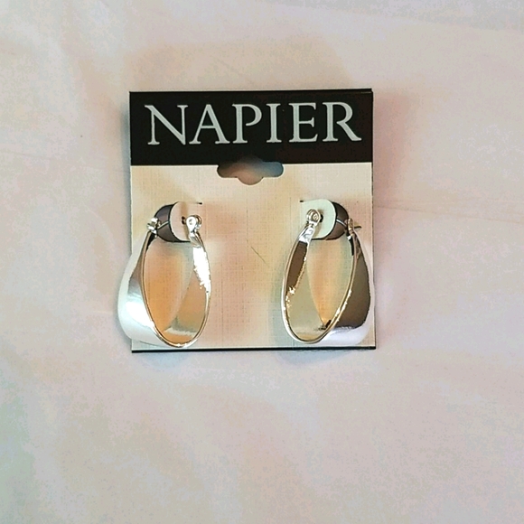RedLipsSara's tweet photo. So good I had to share! Check out all the items I'm loving on @Poshmarkapp #poshmark #fashion #style #shopmycloset #napier #warm #charmingcharlie: https://t.co/OuIA4CfZop https://t.co/FpCPSZWLyx