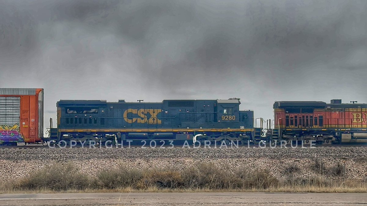 SouthwestNMRail's tweet photo. Warbonnet lead with a classic Dash 8 (C40-8) from CSX! This was one awesome chase! #BNSF #CSX #ATSF #BNSF714 #santaferailroad #bnsfrailway #csxtransportation https://t.co/qlXw5FvKd6