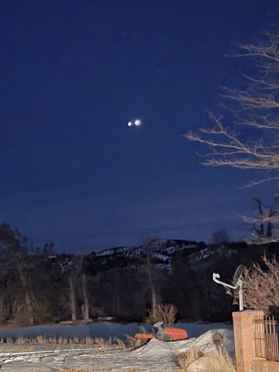 Lynch4Treason's tweet photo. Ok, this is weird. I have never seen these lights up this road EVER! And they are just hovering #lightsinthesky #UFOSightings #notaliens https://t.co/CvgphqzdEu