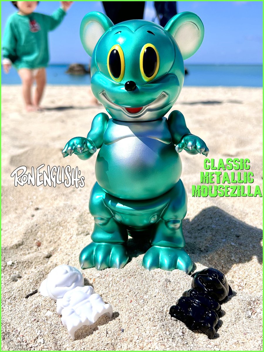 toysrevil's tweet photo. #TOYSREVILTOYTWEETS: New "Metallic GR" colorway of #RonEnglish's #Mousezilla revealed by @blackbooktoy, plus Minis in similar colorway & white blanks!
Classic Metallic Mousezilla @ 17,800yen
Mini Mousezilla @ 1,700yen each
WH Blank Mousezill @ 12,800yen
#Blackbooktoy
(+) https://t.co/3pkyhehpUI