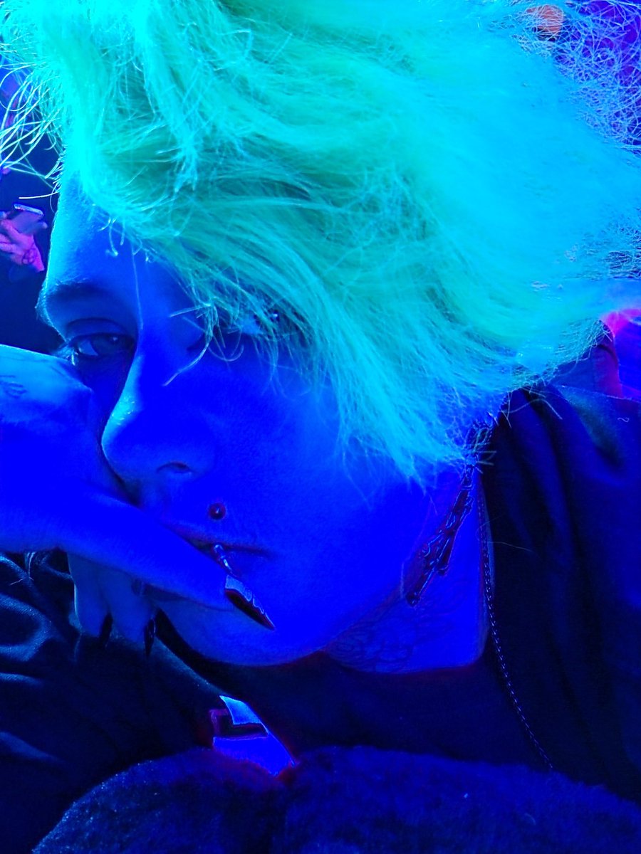 play6boy6devil6's tweet photo. 𖤐°。 ⋆༺𖤐༻⋆。 °𖤐
Just a #goth doing #insomnia things https://t.co/y5K5UQEeph