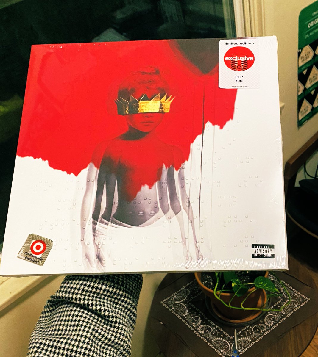 xBrownxClown's tweet image. Finally got my hands on @rihanna #Anti #TargetExclusive red vinyl! That was a mission! 😮‍💨
