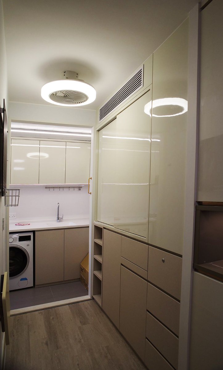 LtdNomad's tweet photo. nomad_interior_design 是次���位位於青衣邨宜偉樓，設計師採用簡約風格去擴大細單位的空間感。牆身以白色為主調，儲物櫃以簡單的線條勾勒出家居清爽及乾淨利落的感覺，再搭配暖木色的地台，使空間更顯得寬敞及增添了溫暖。這種簡約的設計非常適合香港的蝸居，能夠減少視覺壓抑感，簡約雅致而不失溫馨. https://t.co/h66ktyHA3c