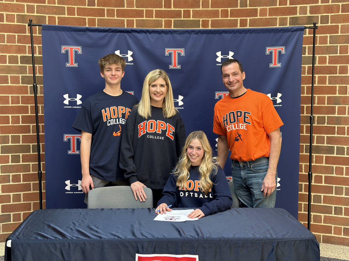 IdenLilly's tweet photo. Signing day!!! @BraveFastpitch @HopeCollegeSB @THS_BRAVE @Hawks05Nickell https://t.co/Sz4v4geEuV