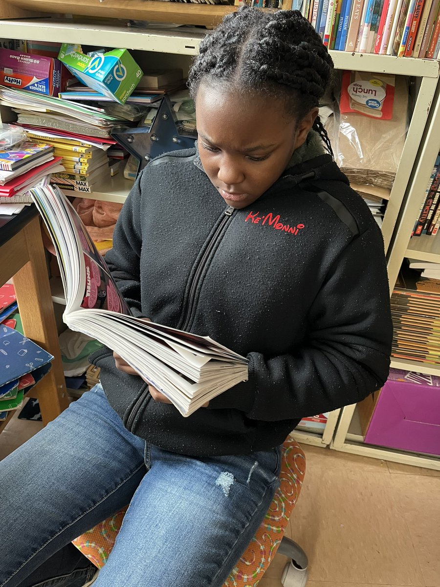 meverist's tweet image. It is #StopandRead Wednesday @kcpublicschools and @KCPS_Rogers We grabbed our favorite books &amp;amp; a comfy spot to read. @15andMahomies making every minute count!