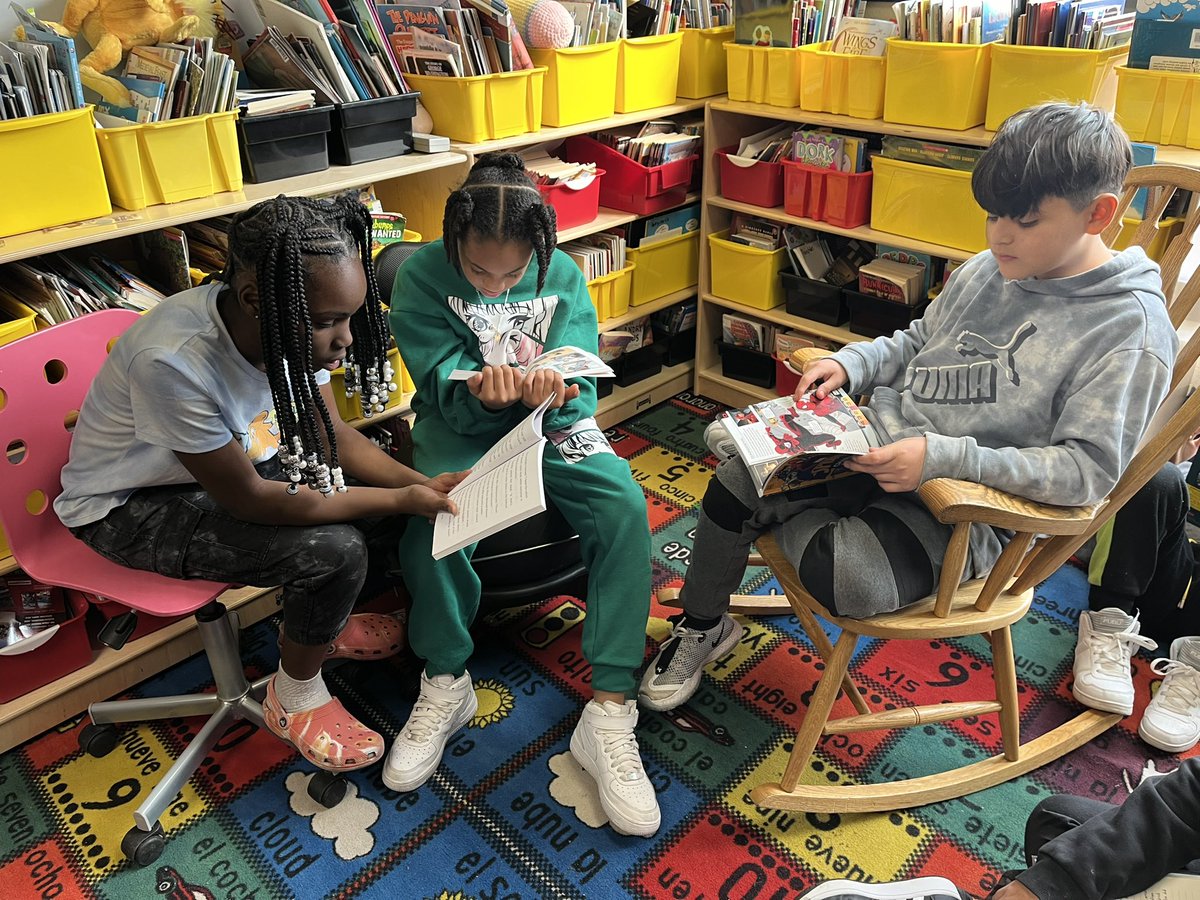 meverist's tweet image. It is #StopandRead Wednesday @kcpublicschools and @KCPS_Rogers We grabbed our favorite books &amp;amp; a comfy spot to read. @15andMahomies making every minute count!