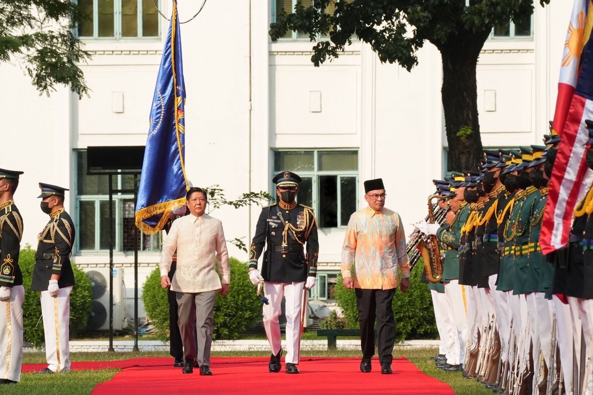 bongbongmarcos's tweet photo. Yesterday marked a significant day in Philippine-Malaysian relations as we formally received Prime Minister Anwar Ibrahim and First Lady Dato' Seri Dr. Wan Azizah Wan Ismail with Arrival Honors and reinforced the strong bond between our nations https://t.co/H7FII9ZOTU