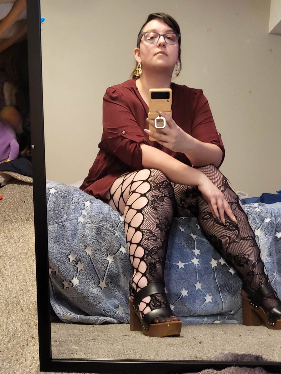 NeonElfOfficial's tweet photo. Got a full size mirror 🥰😜❤️‍🔥

#onlyfans #onlyfansFree #onlyfansbabe #CurvyWomenAreBeautiful #curvy https://t.co/wufXPdPb2L