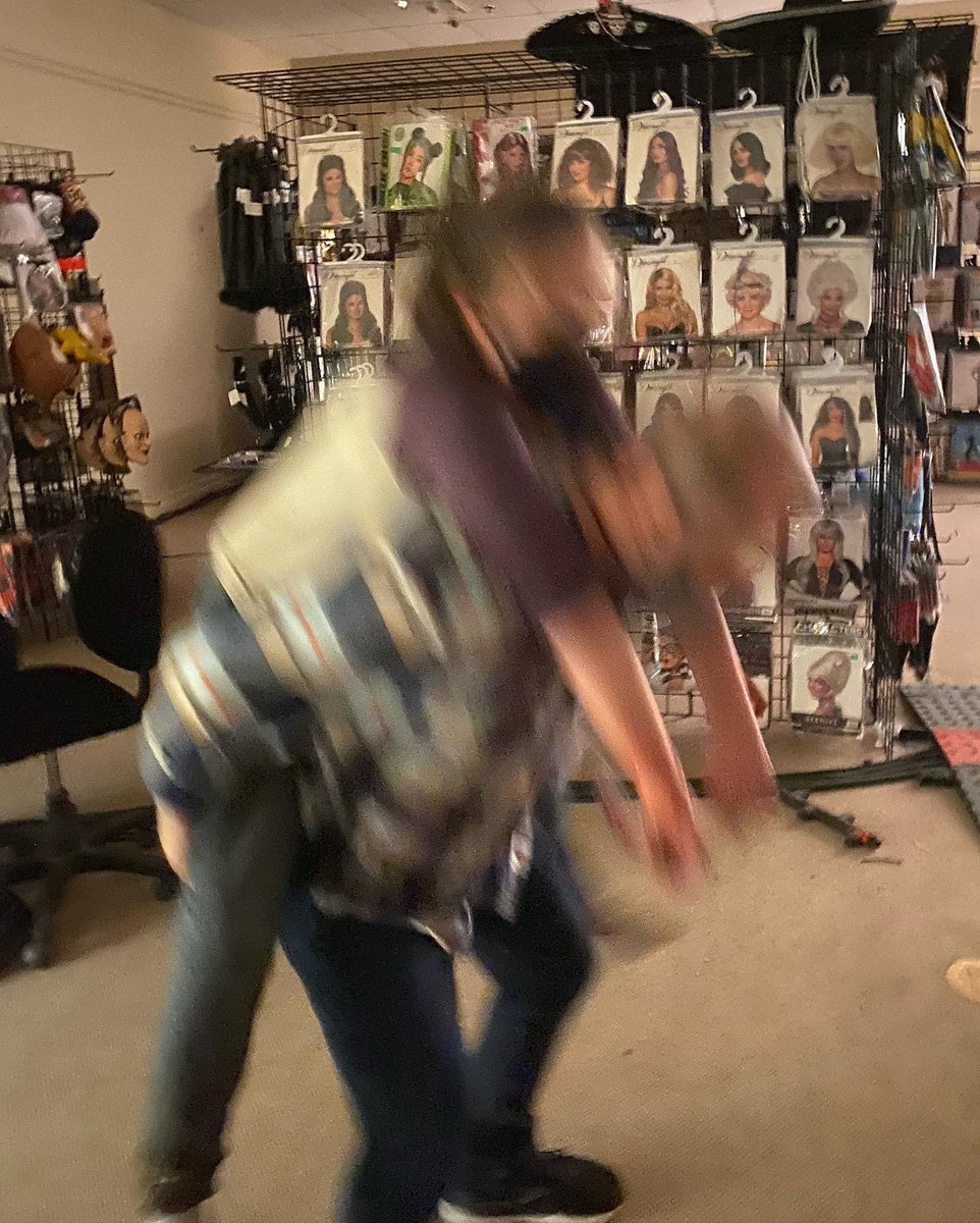 dataeilishmedia's tweet photo. 👀 | Una disfraz de Billie Eilish fue vista en el set de grabación del séptimo episodio de #TheLastOfUs, publicado por Bella Ramsey, actriz de la serie. https://t.co/mTntTr7ERa