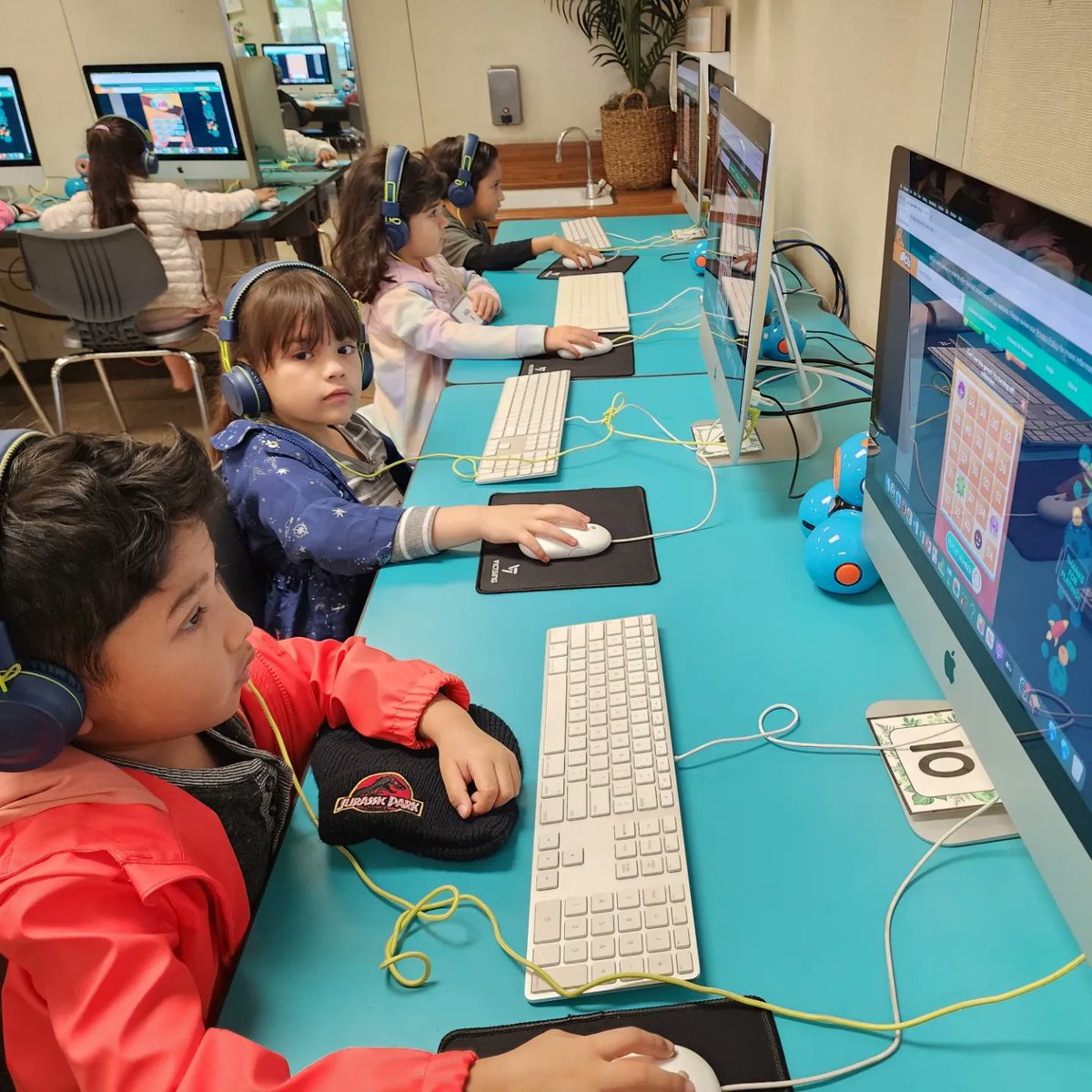 Happy March Vanalden! New month, new day, new learning--like Kinder students in The Orchard adding to their computer skills!

@LASchools @LASchoolsNorth @ResedaCOS #IBelieveinLAUSD #ImaginethePossibilities2023