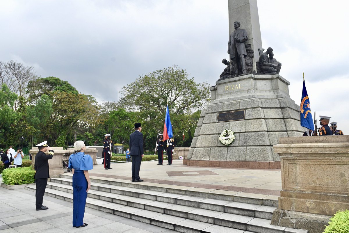 anwaribrahim's tweet photo. Memulakan acara hari kedua di Republik Filipina pagi ini ke majlis meletakkan kalungan bunga sebagai penghormatan kepada pejuang kemerdekaan Filipina José Rizal di Taman Rizal (Rizal Park) di Manila. 

#MalaysiaMADANI #MASPH https://t.co/AMwElJl3tg